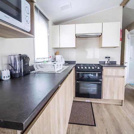 Lovely Caravan With Decking At Seawick Holiday Park In Essex Ref 27471Sw Клактон-он-Си Экстерьер фото