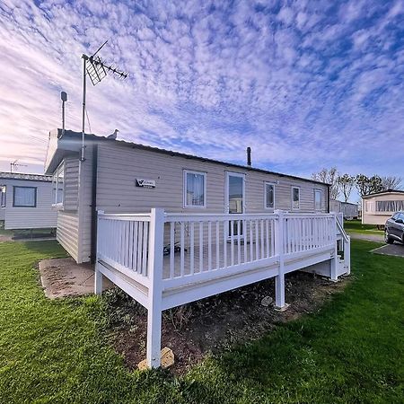 Lovely Caravan With Decking At Seawick Holiday Park In Essex Ref 27471Sw Клактон-он-Си Экстерьер фото