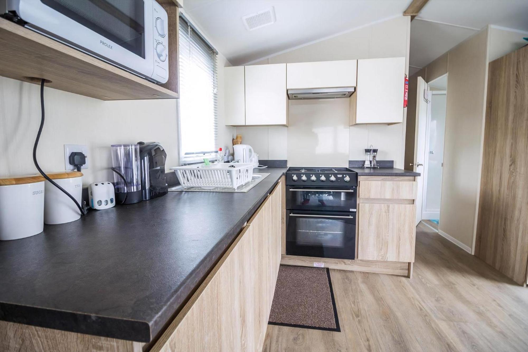 Lovely Caravan With Decking At Seawick Holiday Park In Essex Ref 27471Sw Клактон-он-Си Экстерьер фото