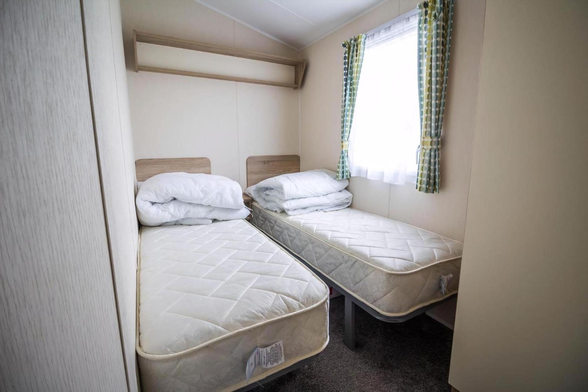 Lovely Caravan With Decking At Seawick Holiday Park In Essex Ref 27471Sw Клактон-он-Си Экстерьер фото