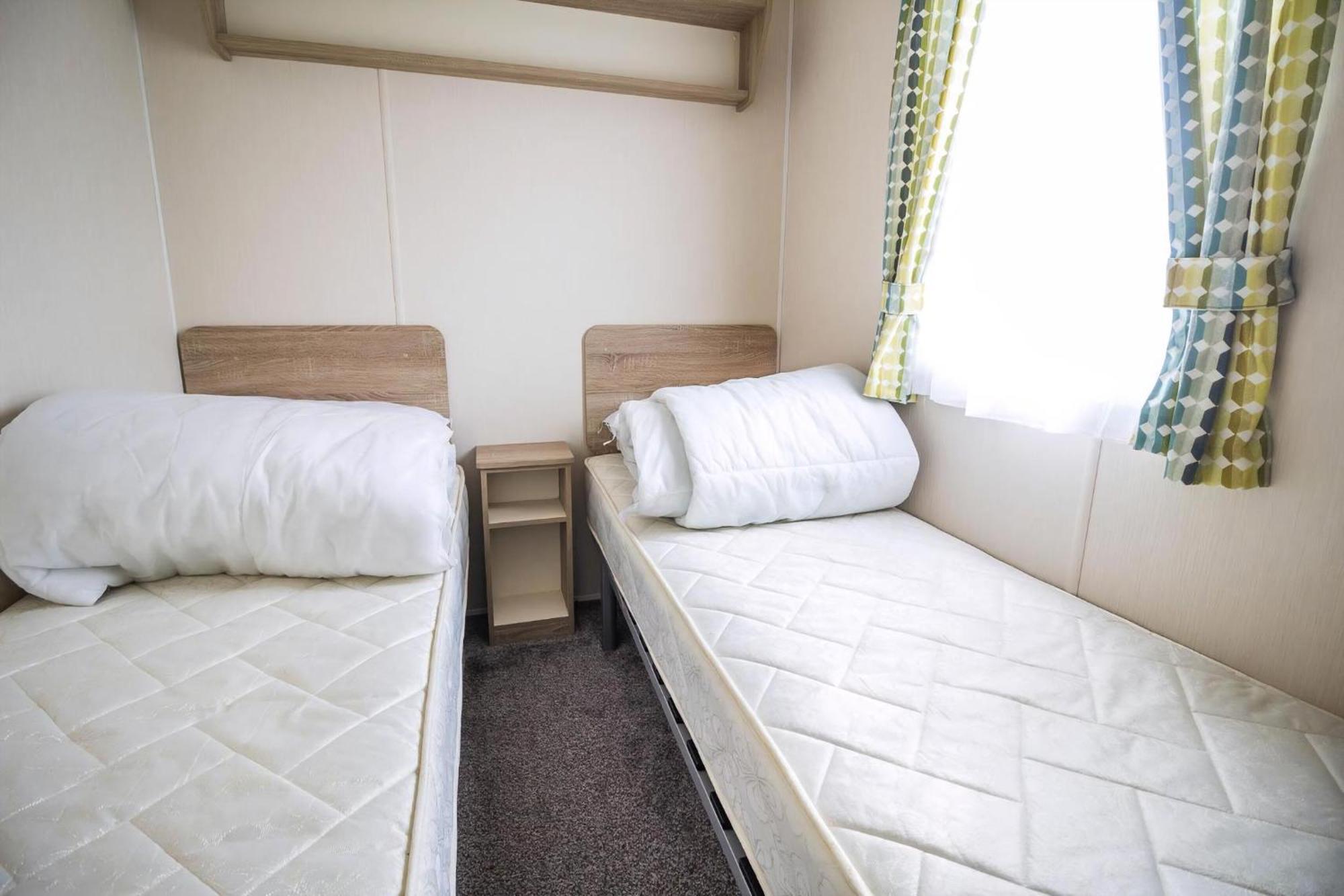 Lovely Caravan With Decking At Seawick Holiday Park In Essex Ref 27471Sw Клактон-он-Си Экстерьер фото