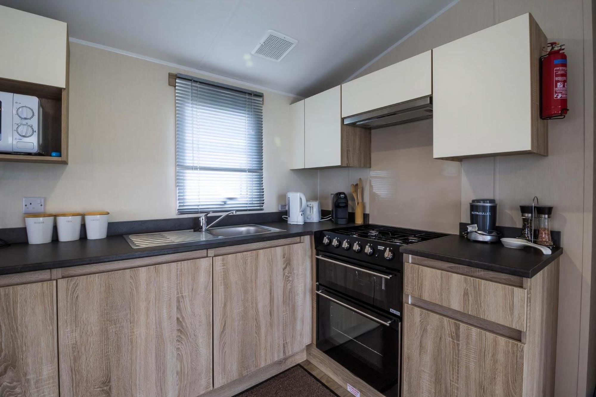 Lovely Caravan With Decking At Seawick Holiday Park In Essex Ref 27471Sw Клактон-он-Си Экстерьер фото