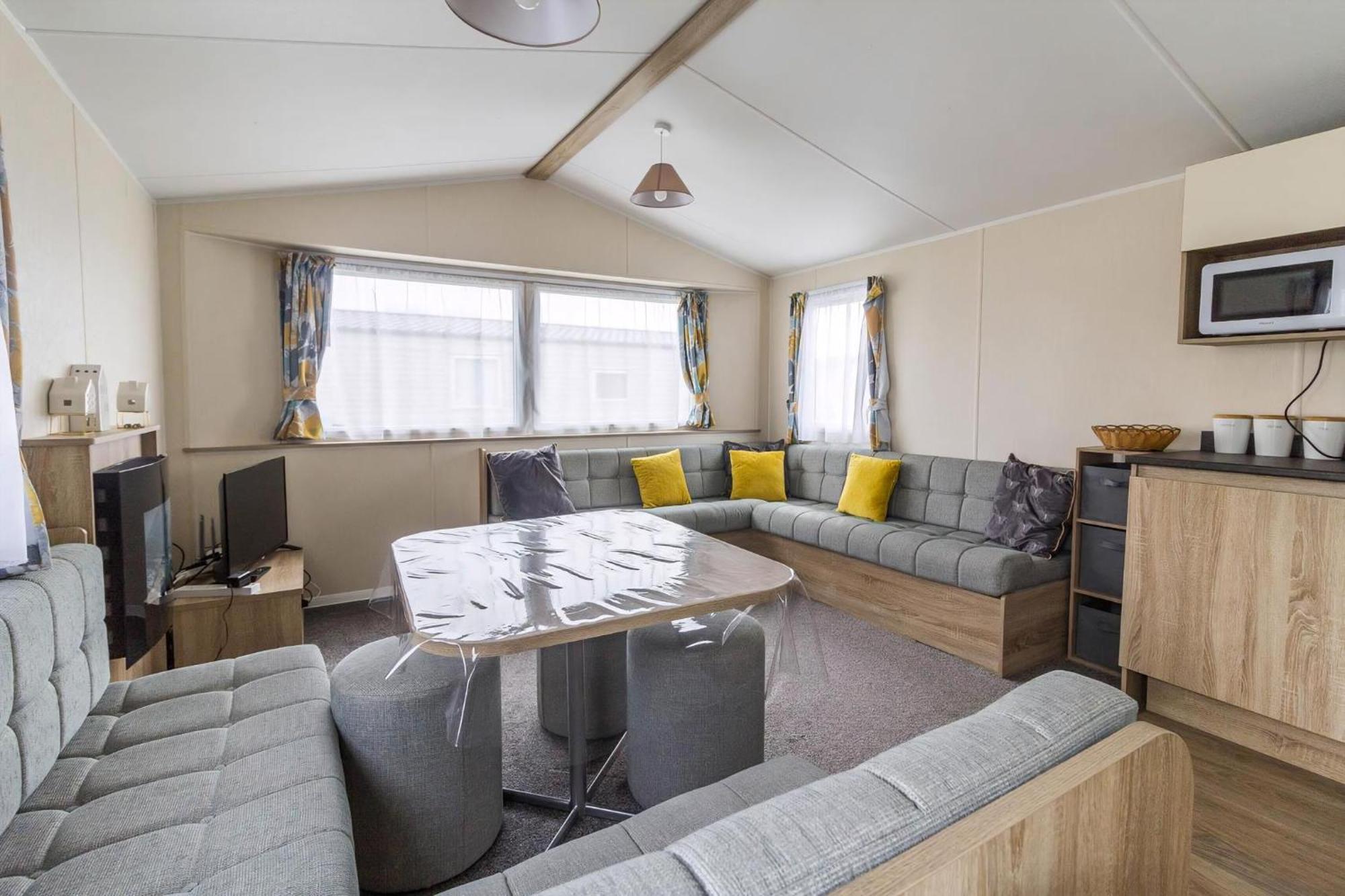 Lovely Caravan With Decking At Seawick Holiday Park In Essex Ref 27471Sw Клактон-он-Си Экстерьер фото