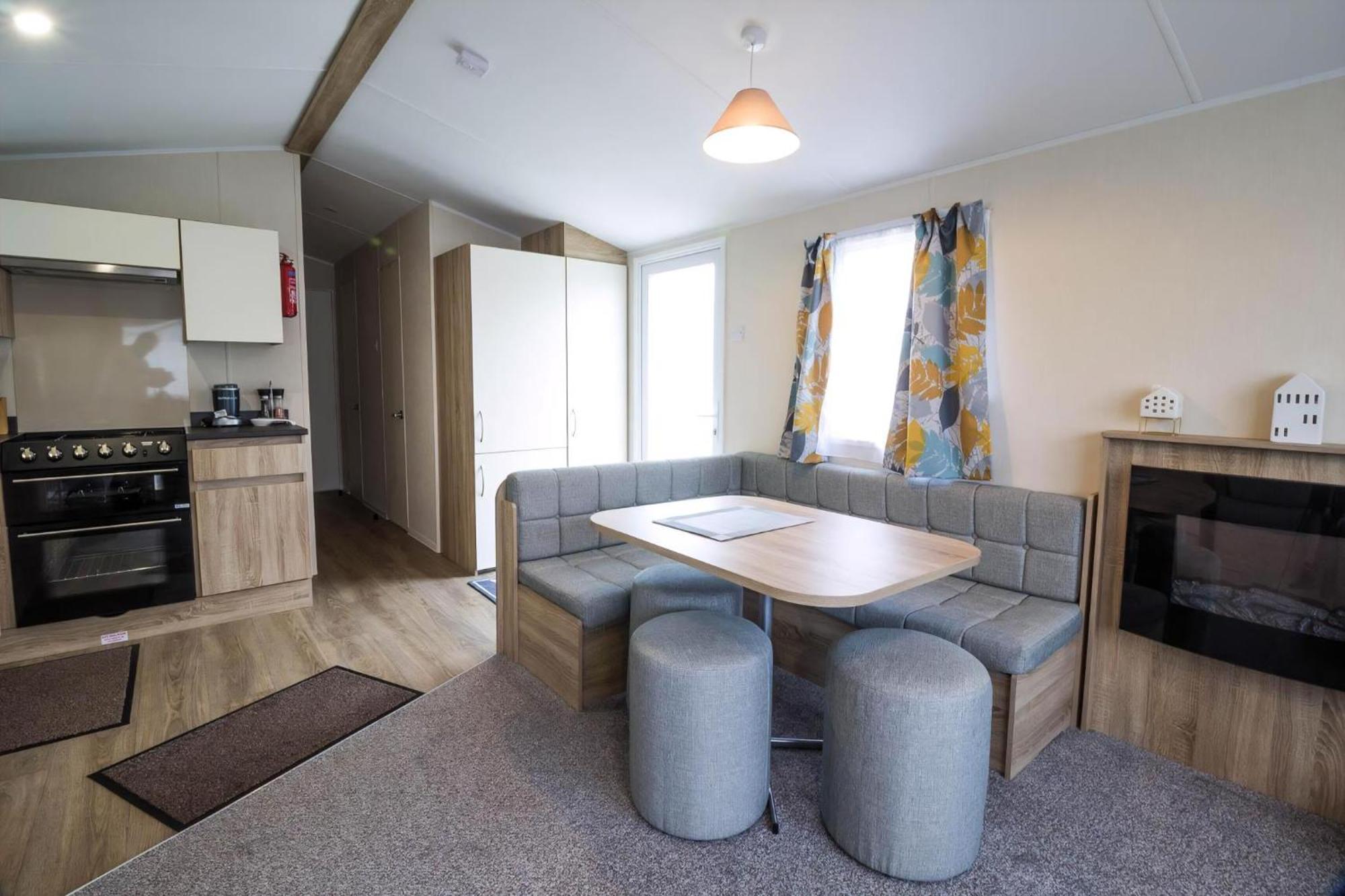 Lovely Caravan With Decking At Seawick Holiday Park In Essex Ref 27471Sw Клактон-он-Си Экстерьер фото