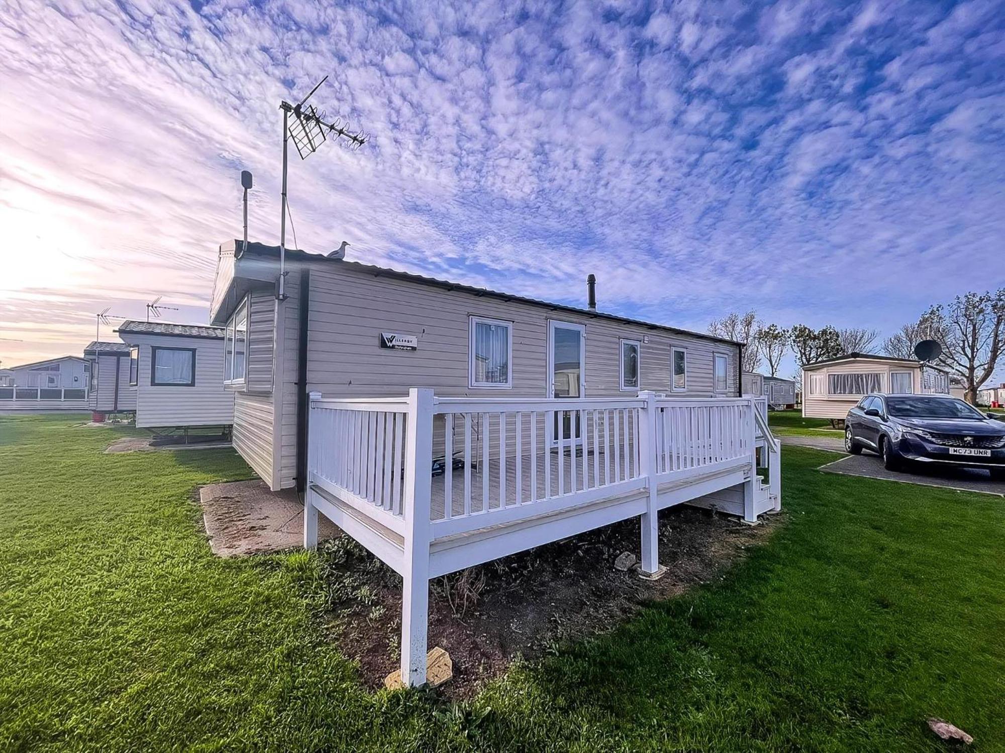 Lovely Caravan With Decking At Seawick Holiday Park In Essex Ref 27471Sw Клактон-он-Си Экстерьер фото